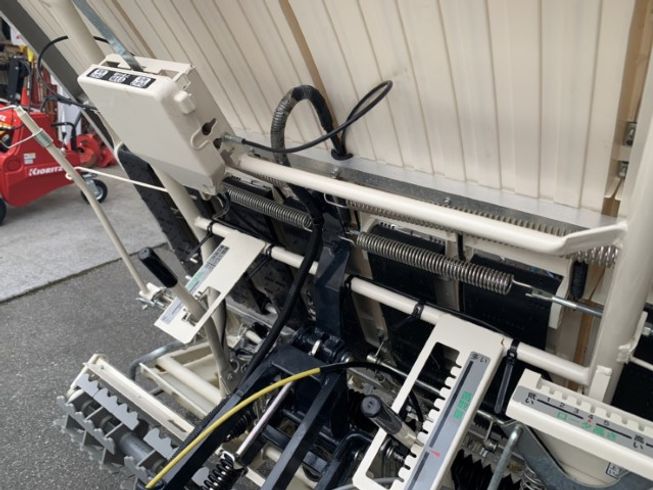 田植機 YR4S-RZ 写真３